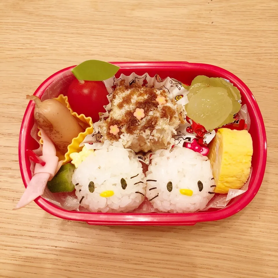 キティちゃん、ミミィちゃんまんまるおにぎり弁当♡|はるmamaさん