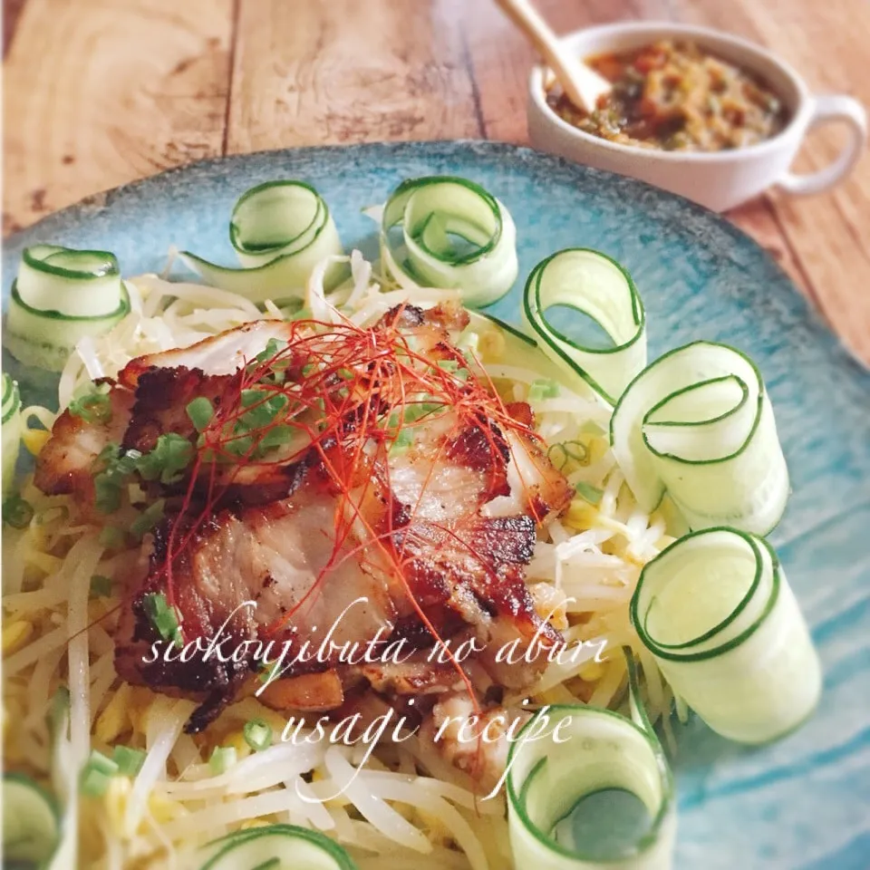 Snapdishの料理写真:脂が甘〜い🐷塩麹ぶたの炙り焼きサラダ🌿|うさぎさん