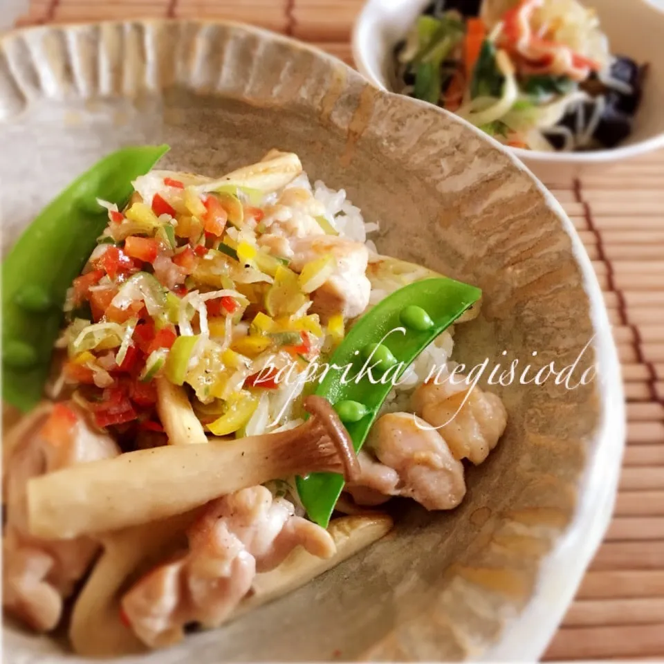 Snapdishの料理写真:鶏モモのパプリカネギ塩丼🎵レモンで爽やか🍋|うさぎさん