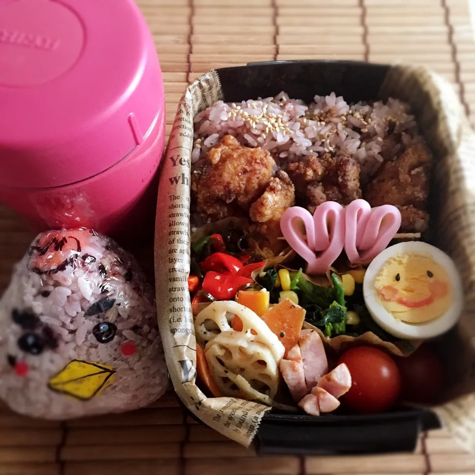 Snapdishの料理写真:🍱高倉町珈琲のゆで卵入り弁当と顔の濃い鳥の🍙|うさぎさん