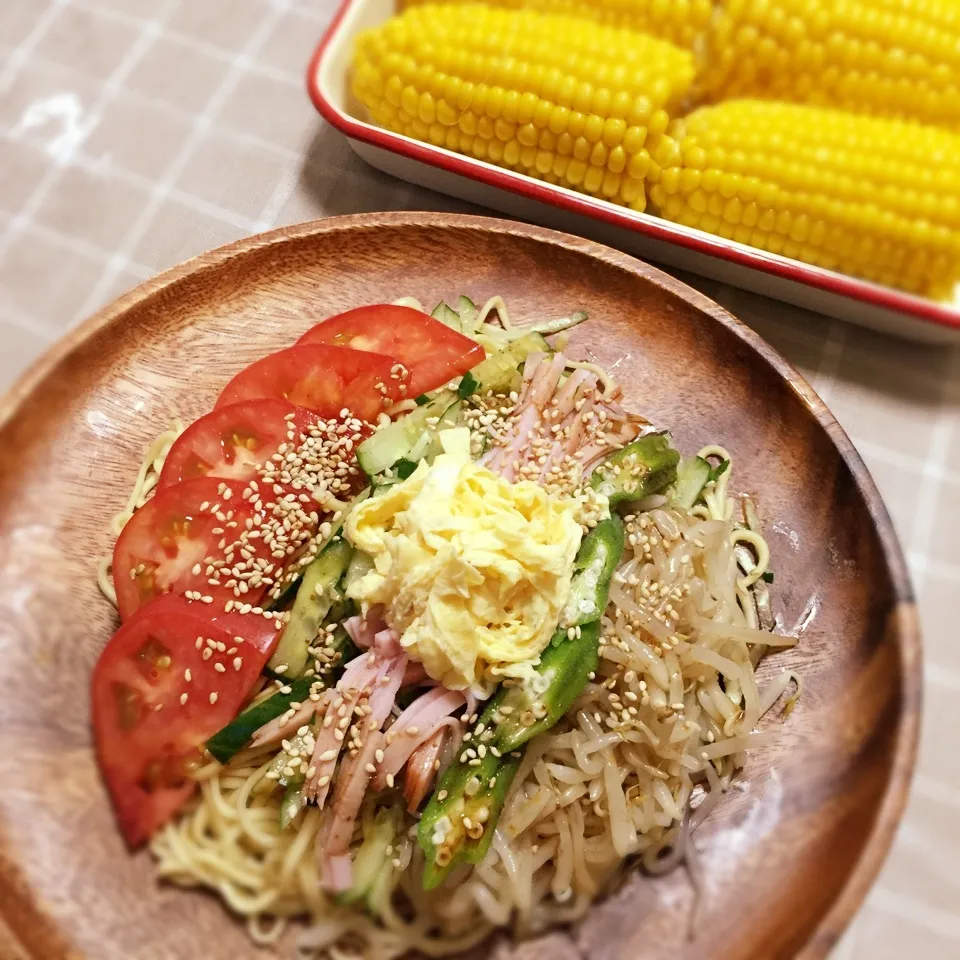 冷やし中華とゆでトウモロコシ|うさぎさん