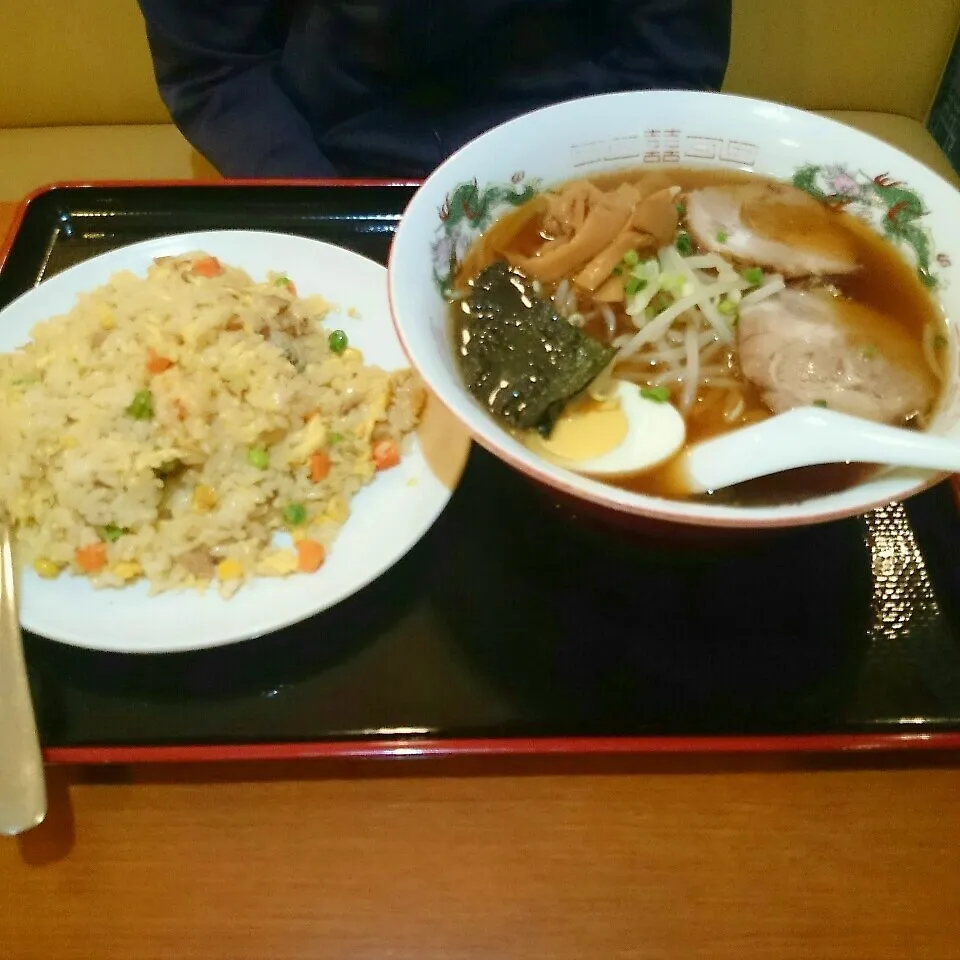 Snapdishの料理写真:醤油ラーメン&五目チャーハン|秀美«シュウビ»さん