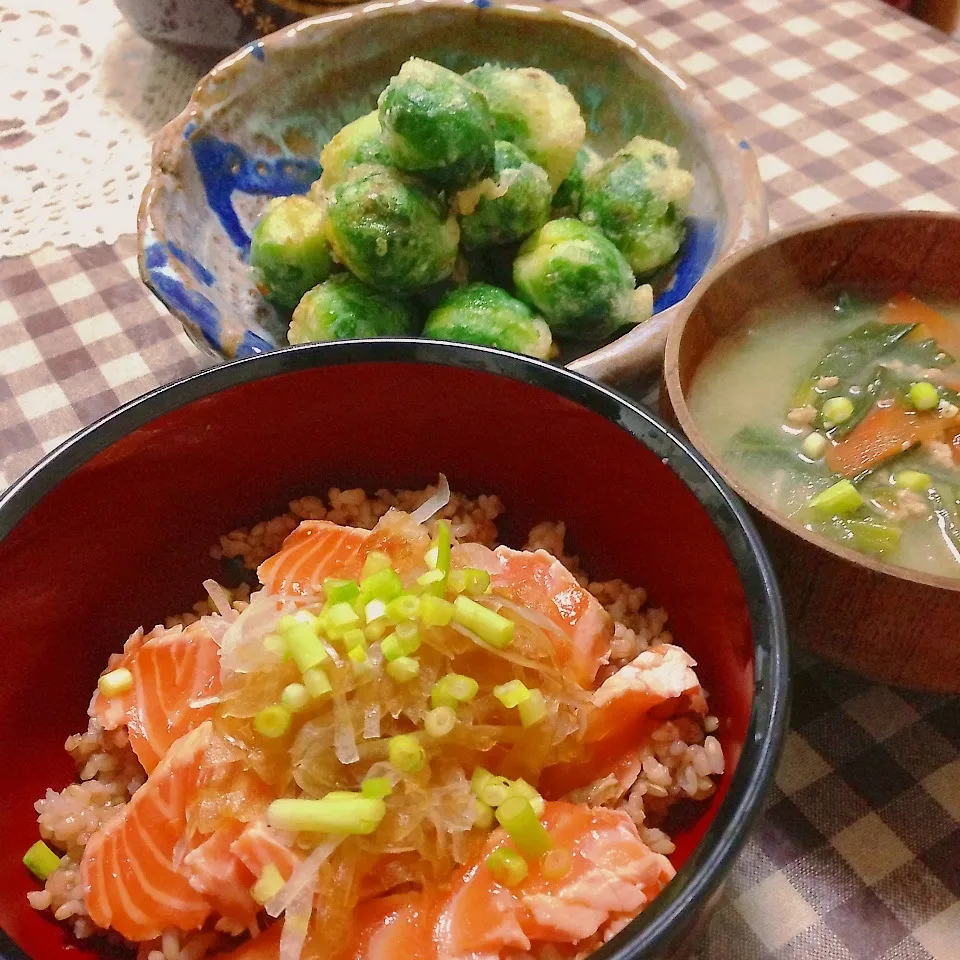 ＊サーモンのタタキ丼と芽キャベツの塩天ぷら＊|うさぎさん