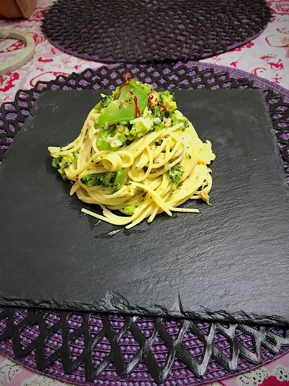 Snapdishの料理写真:ブロッコリーとツナのパスタ🍝
 #ブロッコリー 
 #ツナ缶 #パスタ #オリーブオイル  #簡単料理|ふみきゅんさん