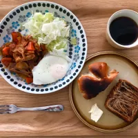 Snapdishの料理写真:朝:豚肉トマトソース 
    クルミパン
    チョコデニッシュ|かなさんさん