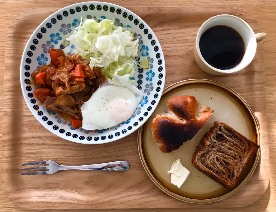 Snapdishの料理写真:朝:豚肉トマトソース 
    クルミパン
    チョコデニッシュ|かなさんさん