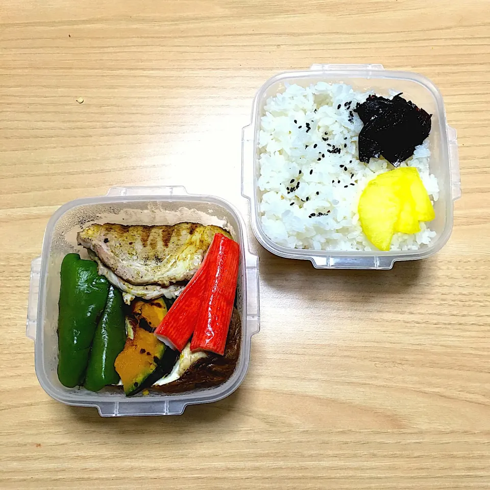 Snapdishの料理写真:今日のお弁当‼︎ 15 November  #お弁当  #弁当  #obento  #lunchbox  #お弁当記録  #野菜たっぷり  #実家のお母ちゃん  #トンテキ弁当  #焼き野菜|Yoshinobu Nakagawaさん