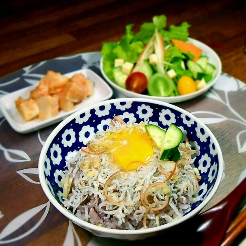 夕飯 しらす丼 黄身乗せ しくじり！|ｋａｋoさん