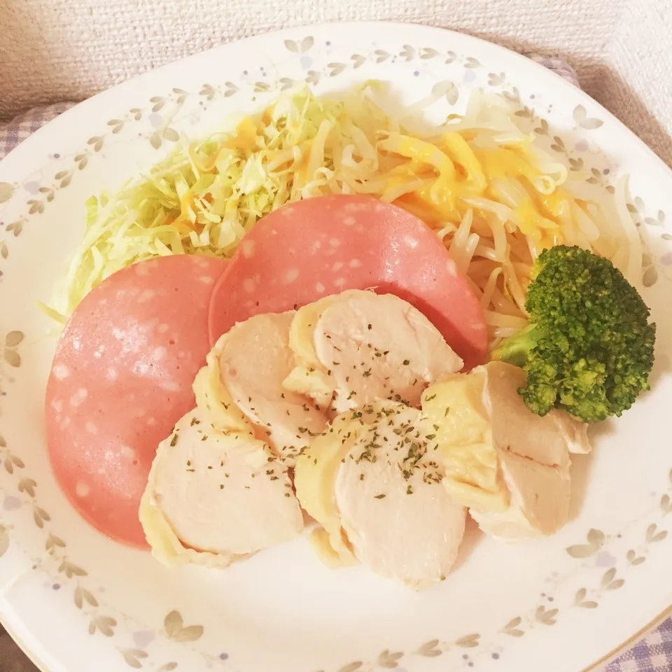 ダイエット晩ご飯 鶏胸肉のハムとサラダ|AY(＊^ . ^＊)❤️Uさん