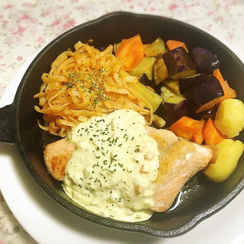 夏野菜と秋鮭のソテー＆蒟蒻麺のナポリタンスパゲッティ|AY(＊^ . ^＊)❤️Uさん