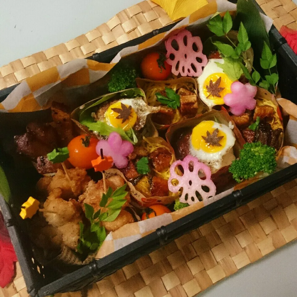 カップでミニロコモコ丼とミニ鰻丼弁当 大人編|kotokotoさん