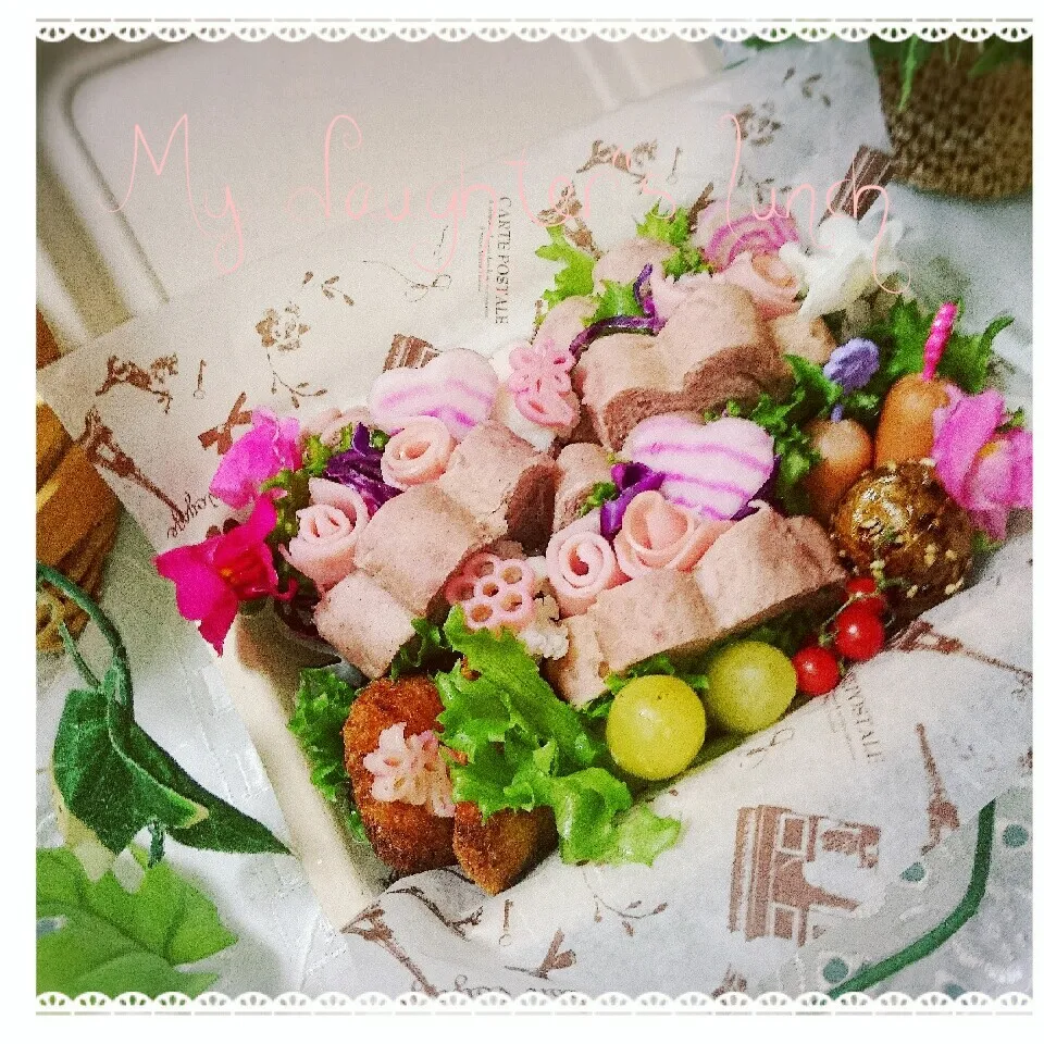 Snapdishの料理写真:手作りパンで ピンクのお花畑弁当|kotokotoさん