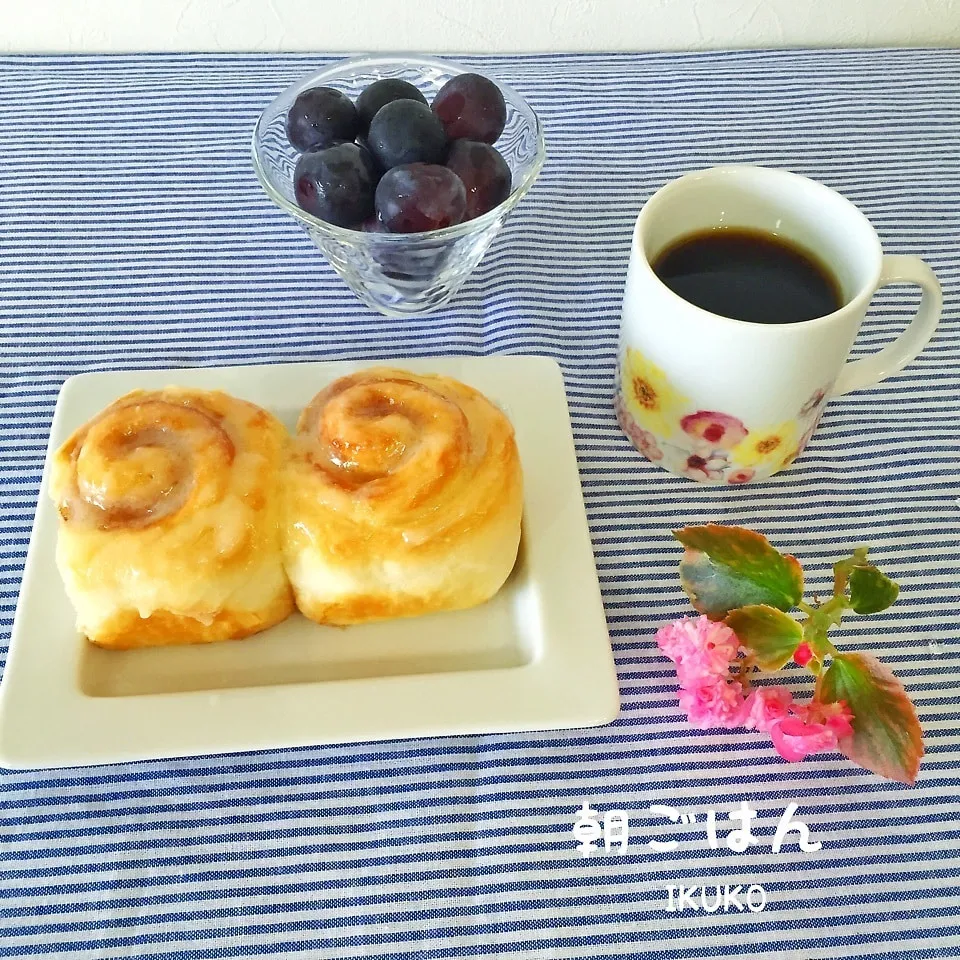 シナモンロールちぎりパンで朝ごはん|いっこさんさん