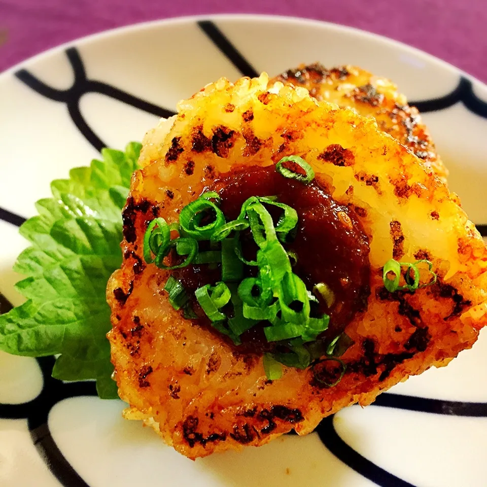 バターでコクをプラス ☆簡単 焼き肉のタレで焼きオニギリ|山田 奈味　Instagram ＊nmymd369さん