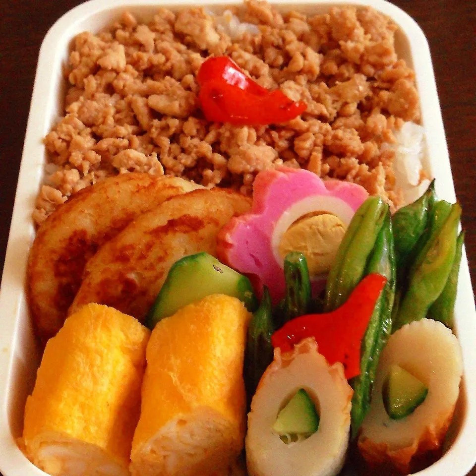 鶏そぼろ弁当|山田 奈味　Instagram ＊nmymd369さん