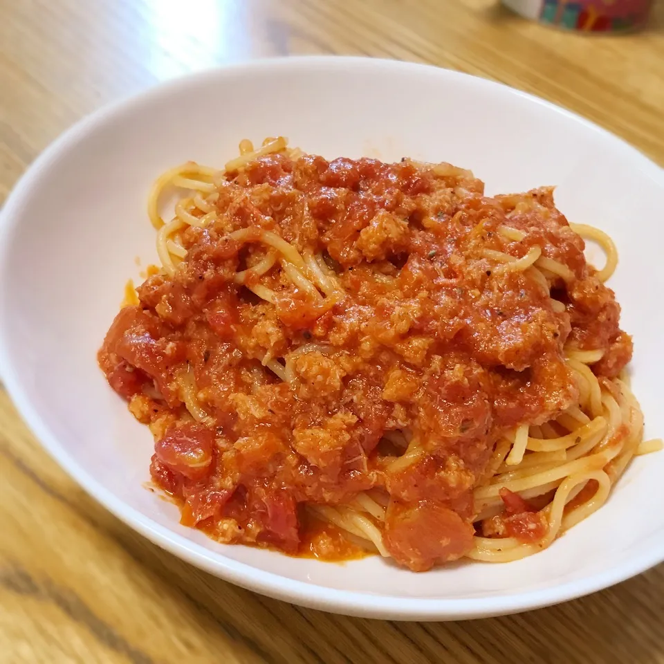 Snapdishの料理写真:カニ缶でトマトクリームパスタ|りえさん