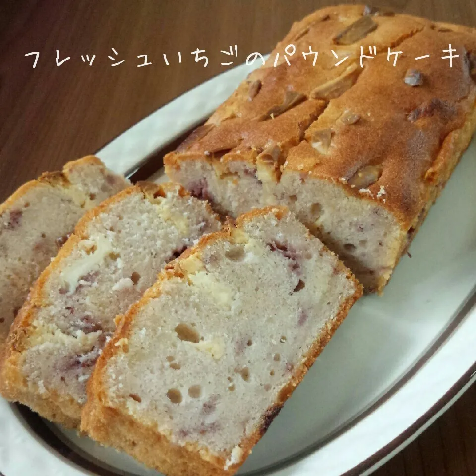 Snapdishの料理写真:いちごのパウンドケーキ|peanattaさん