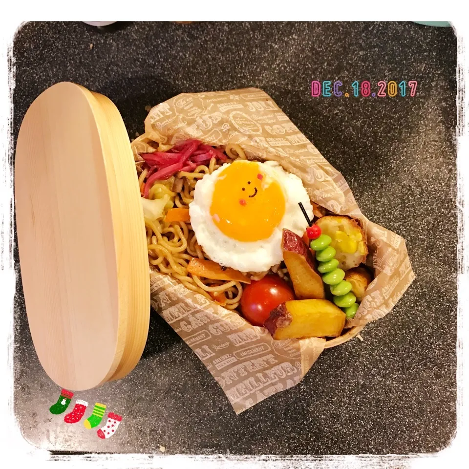 12/18 ☺︎ 目玉焼き乗っけ🍳焼きそば弁当♪|jon2さん