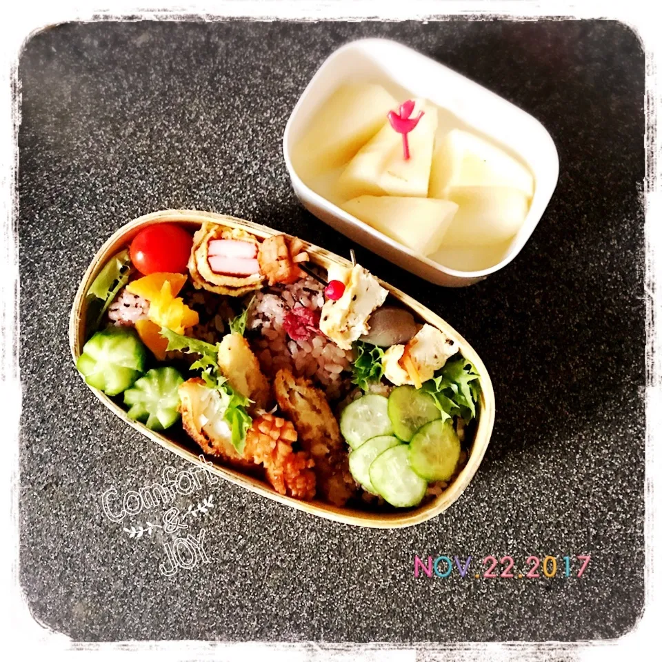 11/22 ☺︎ 白身魚フライ🐠ひじきおにぎり三種弁当♪|jon2さん