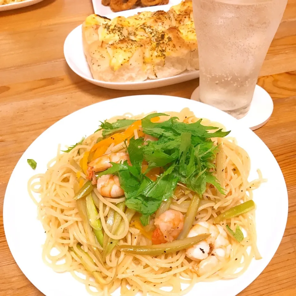 Snapdishの料理写真:二種類の小えびとアスパラガスとパプリカのオイルパスタ|Ruotoさん