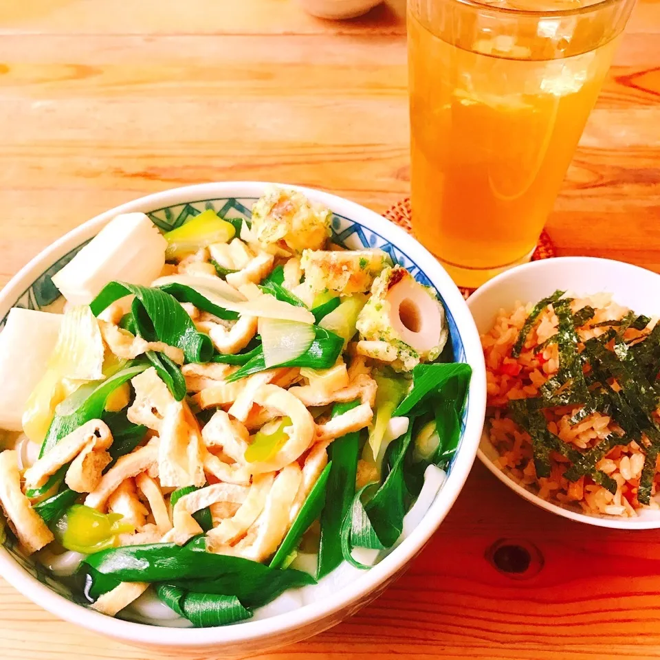 Snapdishの料理写真:きざみきつねうどん 餅、ちくわ天付き|Ruotoさん