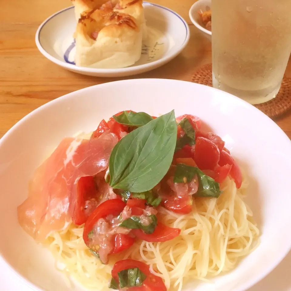 Snapdishの料理写真:トマトとバジルと生ハムの冷たいパスタ|Ruotoさん