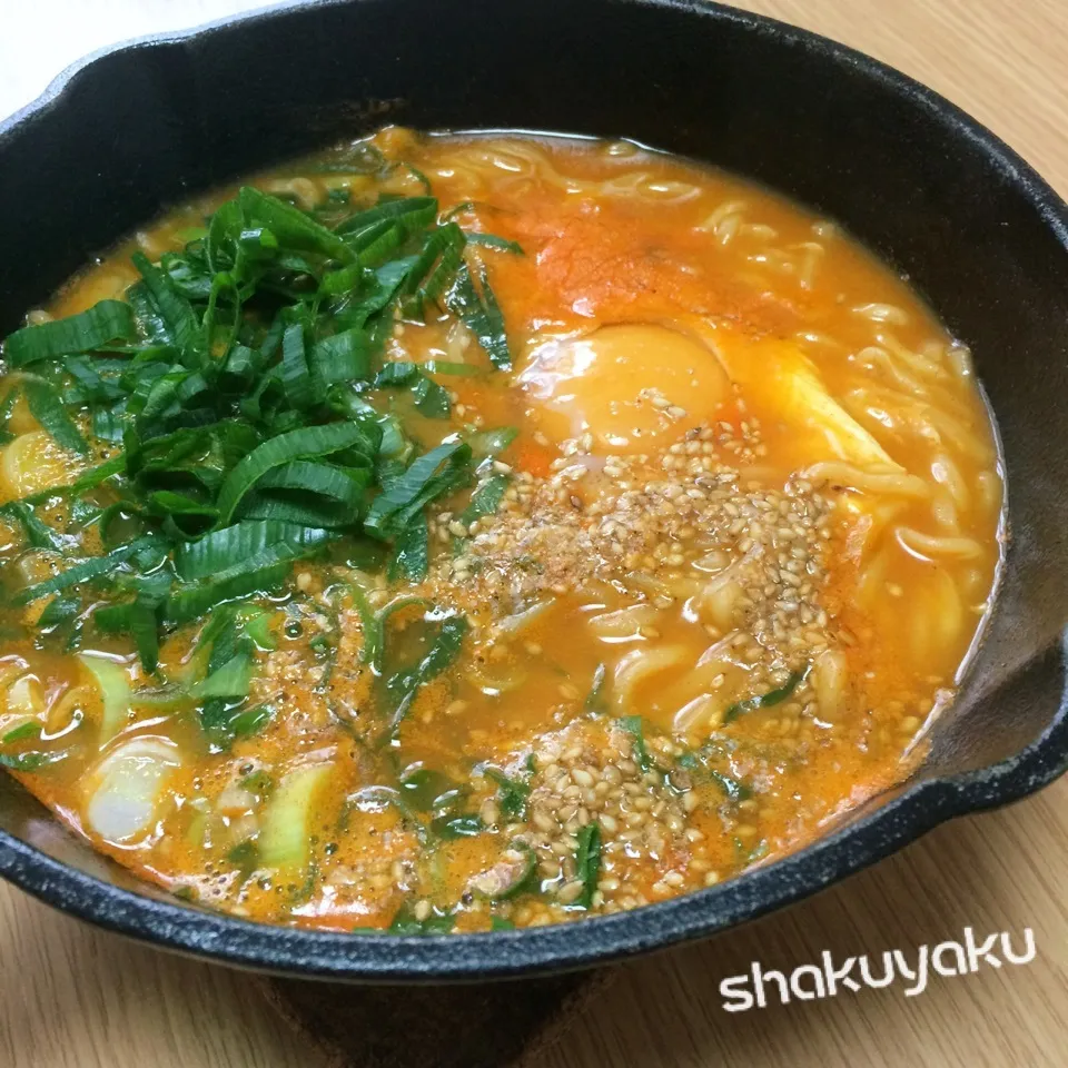 Snapdishの料理写真:お昼御飯♡スキレットでラーメン🍜|shakuyaku33443344さん