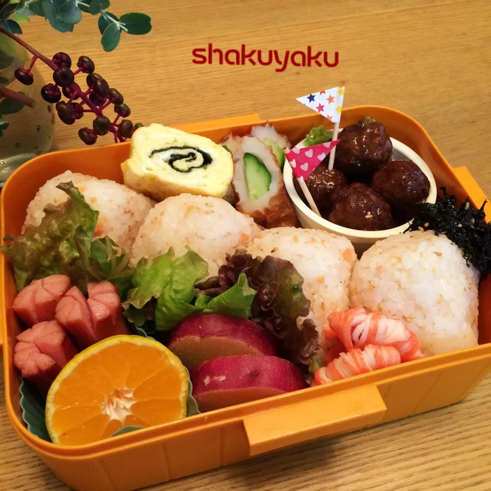 Snapdishの料理写真:高2息子弁当♡シャケと胡麻のおにぎり🍙|shakuyaku33443344さん