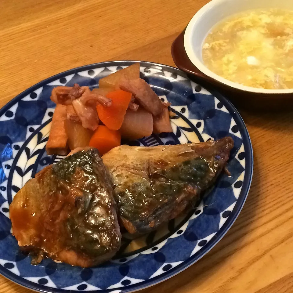 鯖の味噌煮と、干しタラと玉ねぎと卵のスープ と焚き物|shakuyaku33443344さん