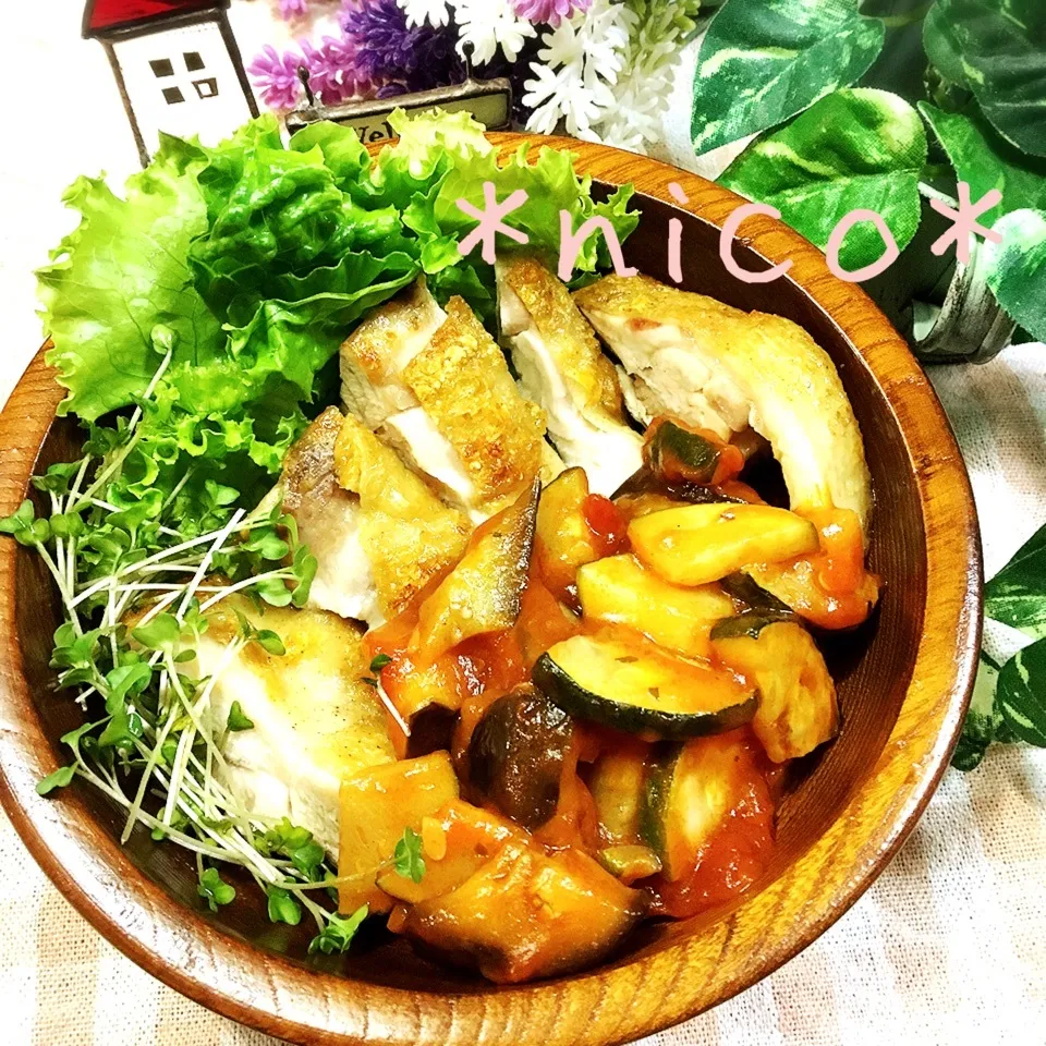 ＊パスタソースで簡単に♪チキンソテーの夏野菜ソース掛け＊|にこさん