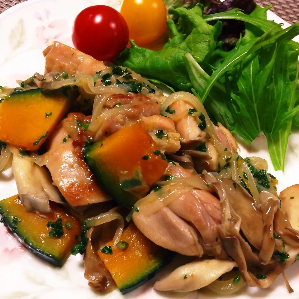 夕飯の一品(^^) 鶏肉とお野菜のパセリバター炒め♡|ミントさん