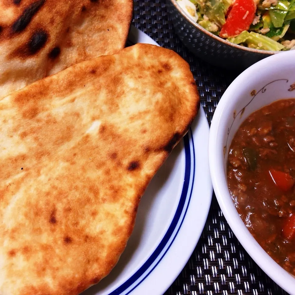 Snapdishの料理写真:夕飯(^^)  手作りナン&キーマカレー(^-^)|ミントさん