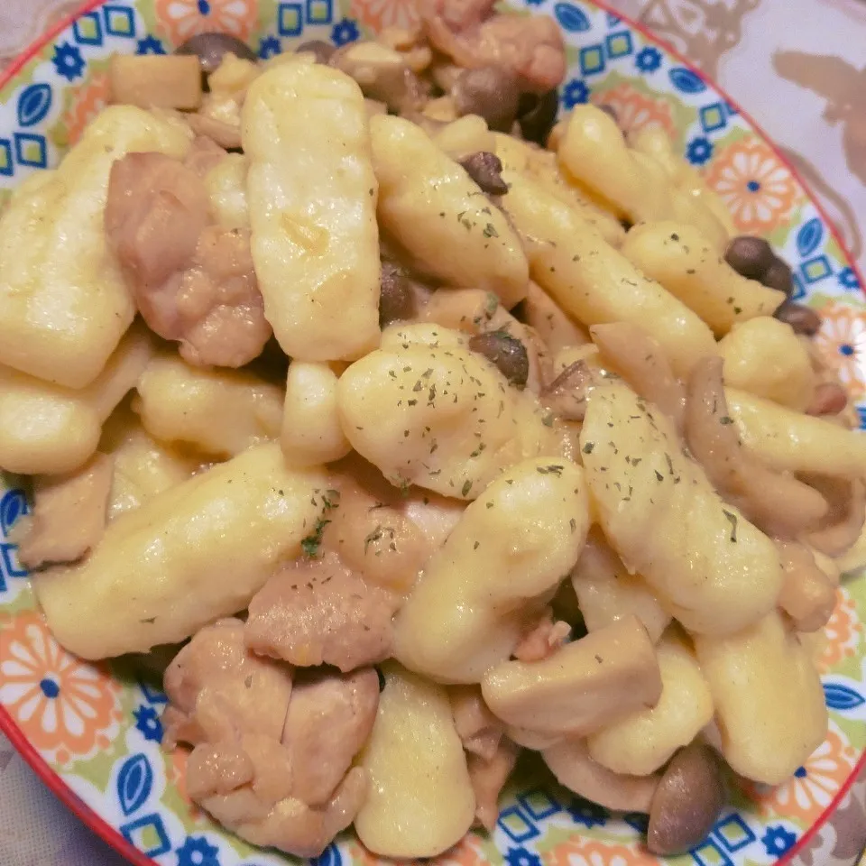 しゃなママ様の鶏とどっさりきのこの焦がしバター醤油ニョッキ♡|かなやんさん