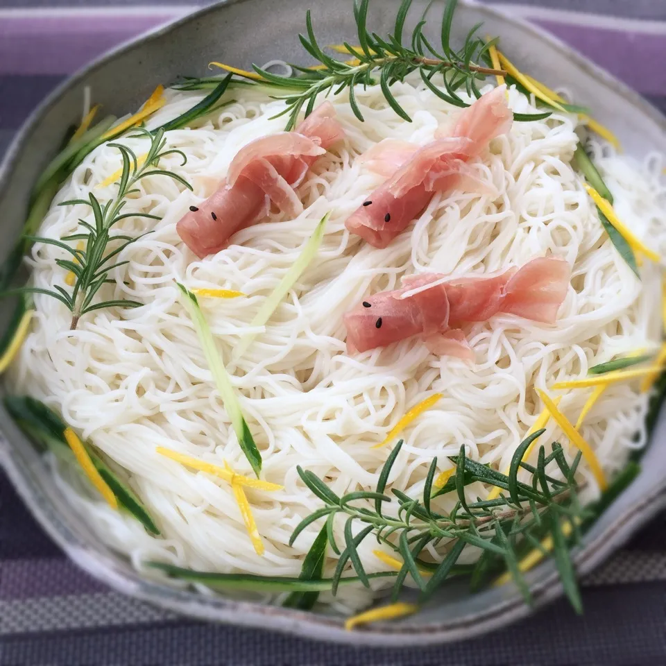 金魚が泳ぐ涼しげな冷やしそうめん|らぴすらずり(らぴ)さん