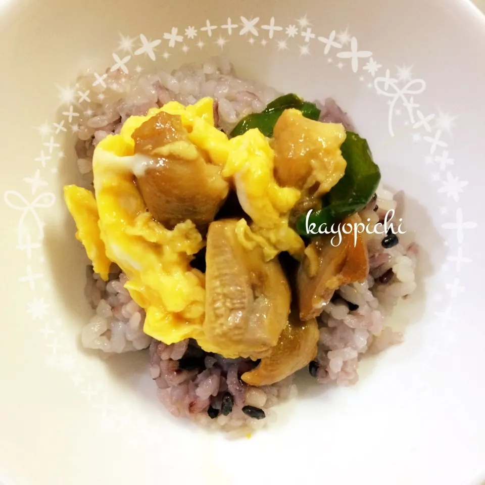 Snapdishの料理写真:【飯研】バニラちゃんの焼き鳥❤のっけ黒米丼|Kayopichiさん