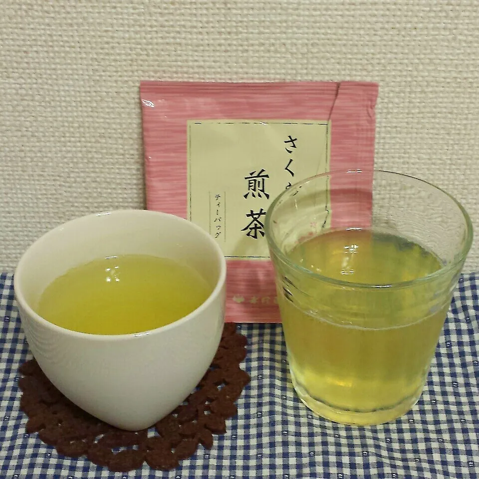 Snapdishの料理写真:桜餅の味のさくら煎茶♪|らぴすらずり(らぴ)さん