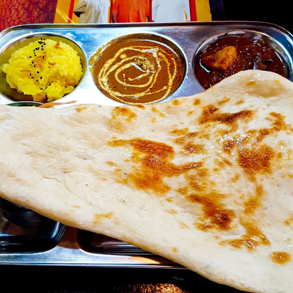 ガネーシャランチ。今日はチキンカレーとじゃがいもと茄子のカレーでした🍆|エリカさん