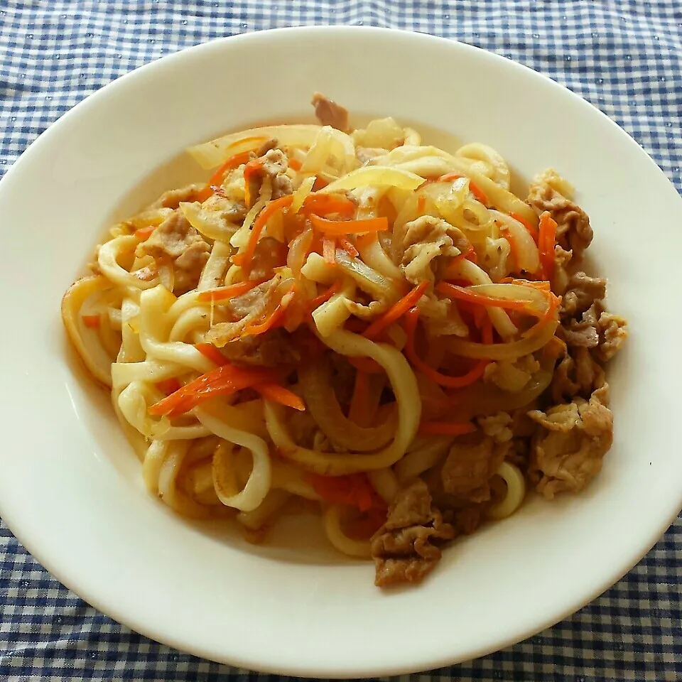 冬休みのお昼は豚肉たっぷり焼きうどん♪|らぴすらずり(らぴ)さん