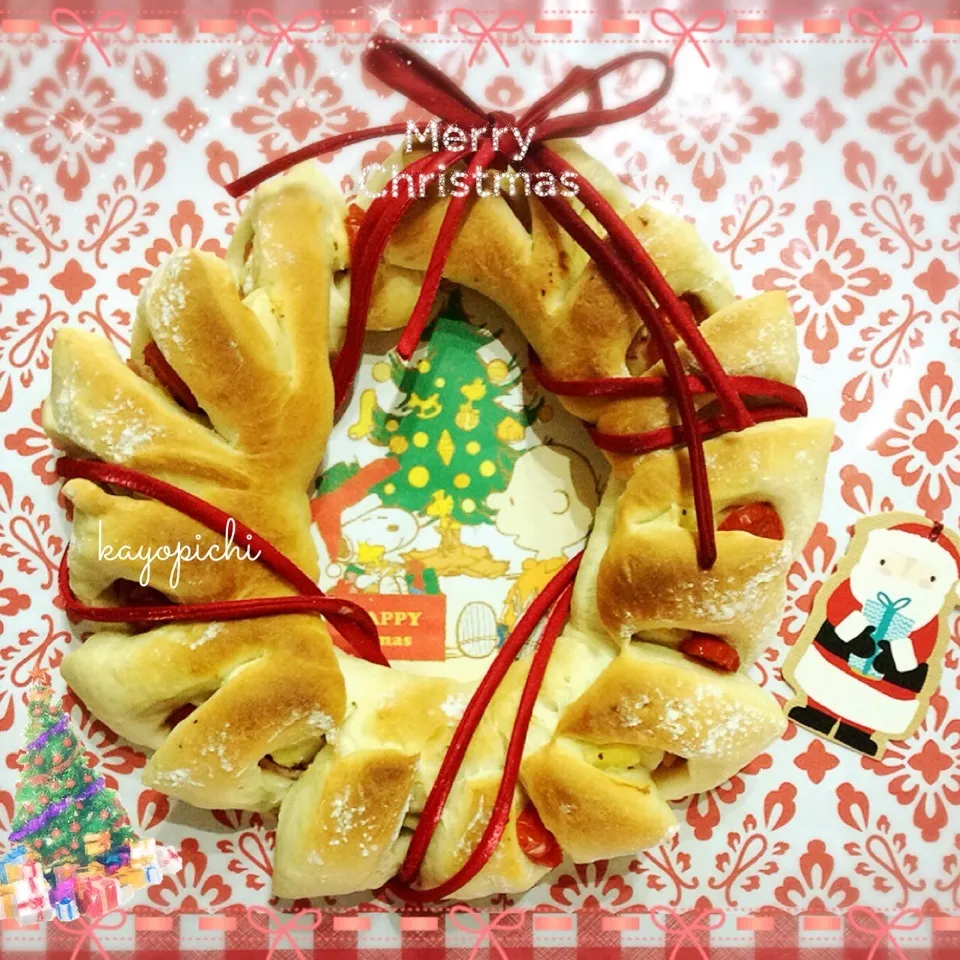 Snapdishの料理写真:ベーコンエピで🎄クリスマスリースパン|Kayopichiさん