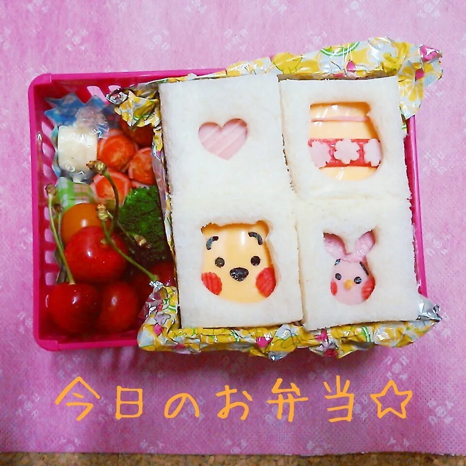 Snapdishの料理写真:2015年6月23日　赤ほっぺのプー＆ピグレットサンド弁当|ししゃもさん