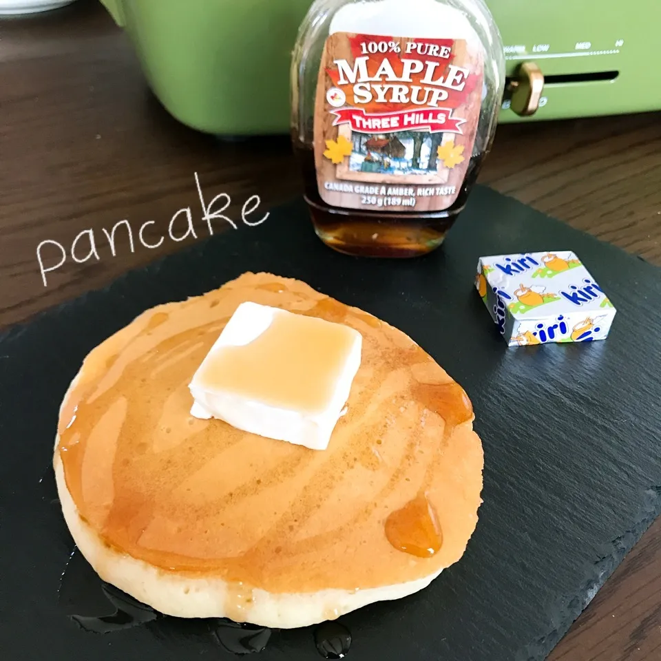 Snapdishの料理写真:ヨーグルトdeパンケーキ♪ クリチ&メープル|miho310さん