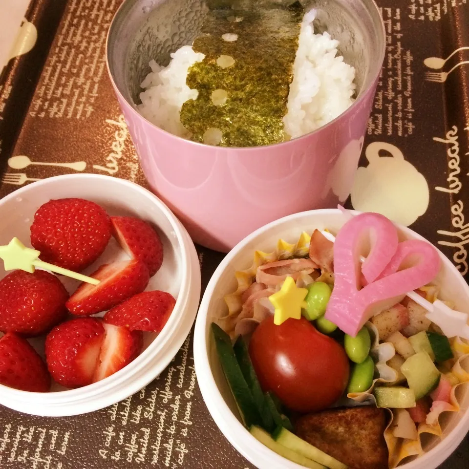 Snapdishの料理写真:娘っち作お弁当2週目！おっちょいさんの❤かまぼこマネしたよ！|Kayopichiさん