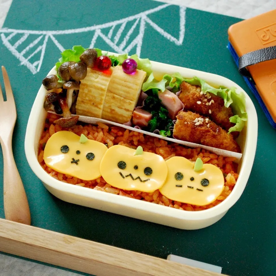 Snapdishの料理写真:ハロウィンキャラ弁☆ペタッとかぼちゃのチキンライス弁当（初級|ザッキー☆さん