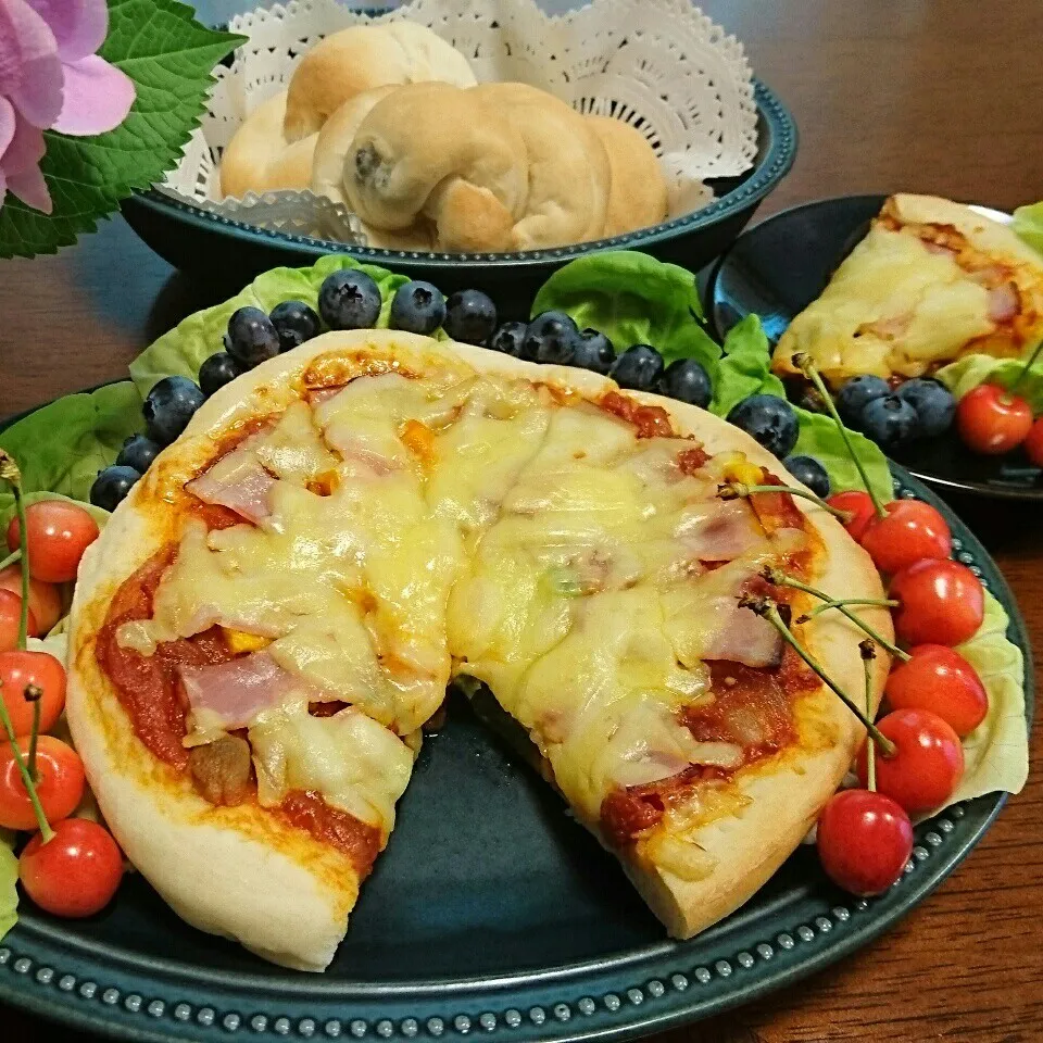 ベーコンと野菜のピザ&ちょっぴりもっちり豆パン(о´∀`о)|おれくっしゃんさん