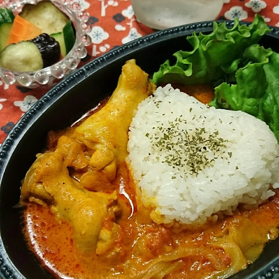 手羽元バターチキンカレーと野菜の塩麹漬けな晩御飯🌃🍴|おれくっしゃんさん