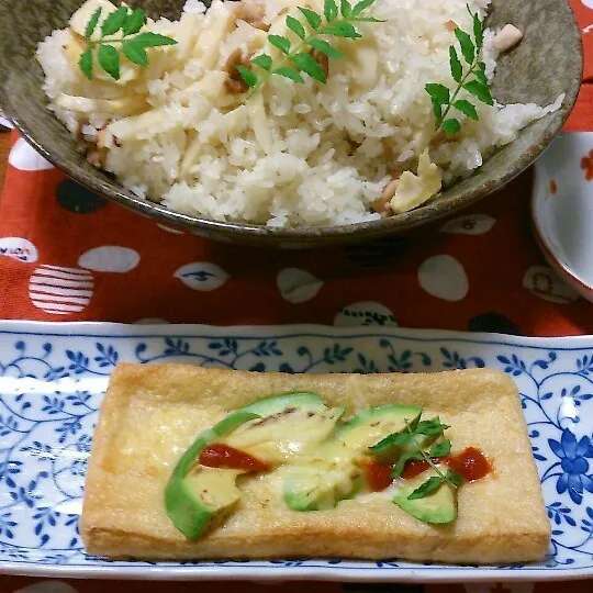 こんがり薄揚げアボカドチーズ♬とたけのこおこわの晩ご飯|おれくっしゃんさん