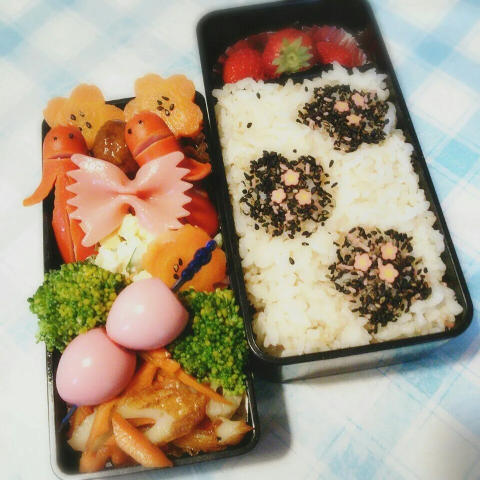 Snapdishの料理写真:旦那の夜勤のお弁当！と綺麗に咲いた桃の花♪|ぷーはるひゅうさん