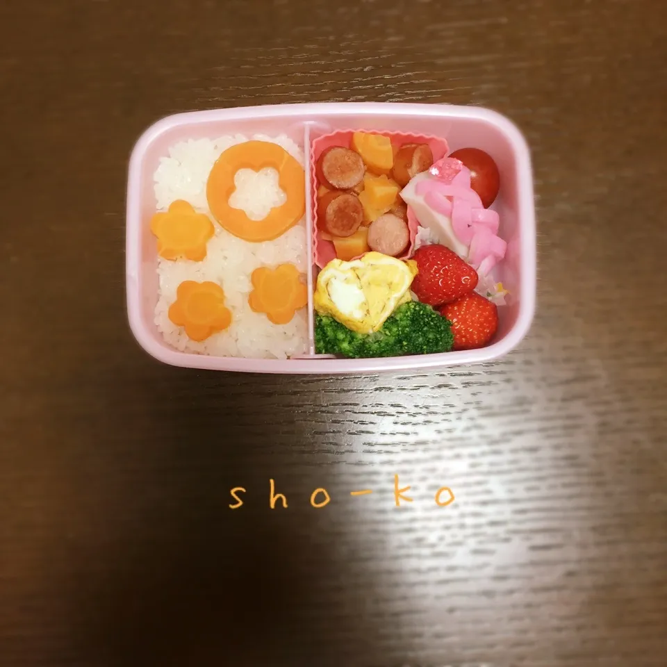 Snapdishの料理写真:姫ちゃんが飾り付けたお花のお弁当|sho-koさん