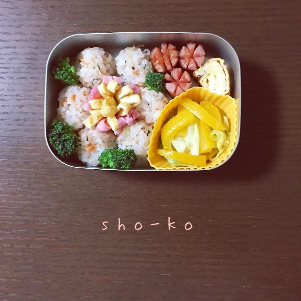 Snapdishの料理写真:コロコロおにぎりのお花お弁当|sho-koさん