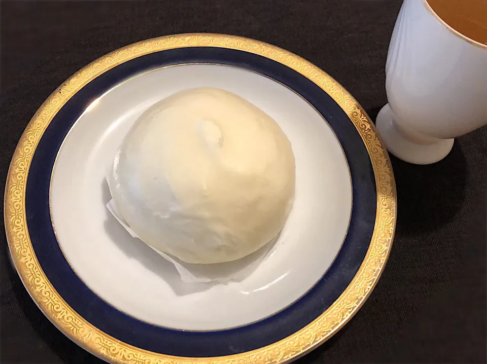 11／15朝食  #朝ごはん 
#蓬莱の豚まん  ‥寒い朝に簡単、ほっかほか〜(( ´ ▽ ` )おいし♪ 
‥チルドの豚まんを扱っている蓬莱と、551の蓬莱とが.ちがう会社だと、初めて知った今日この頃。‥|おさんどんさん